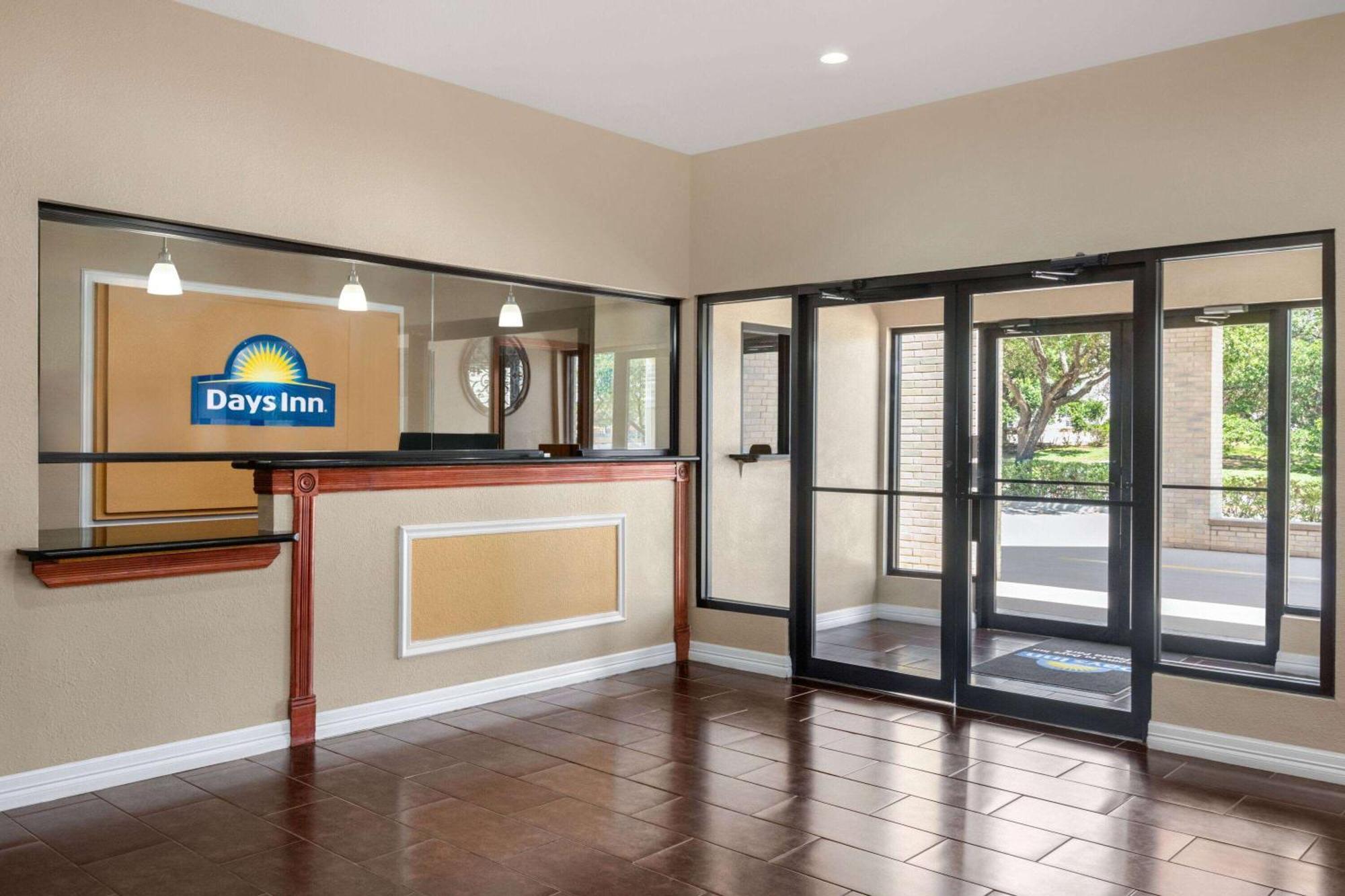 Days Inn By Wyndham San Antonio Near Fiesta Park Buitenkant foto